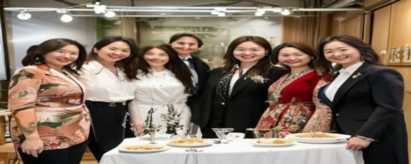人妻蜕变指南团队在婚姻辅导专业机构颁奖典礼上合影，获得2025年度最佳婚姻内容平台奖
